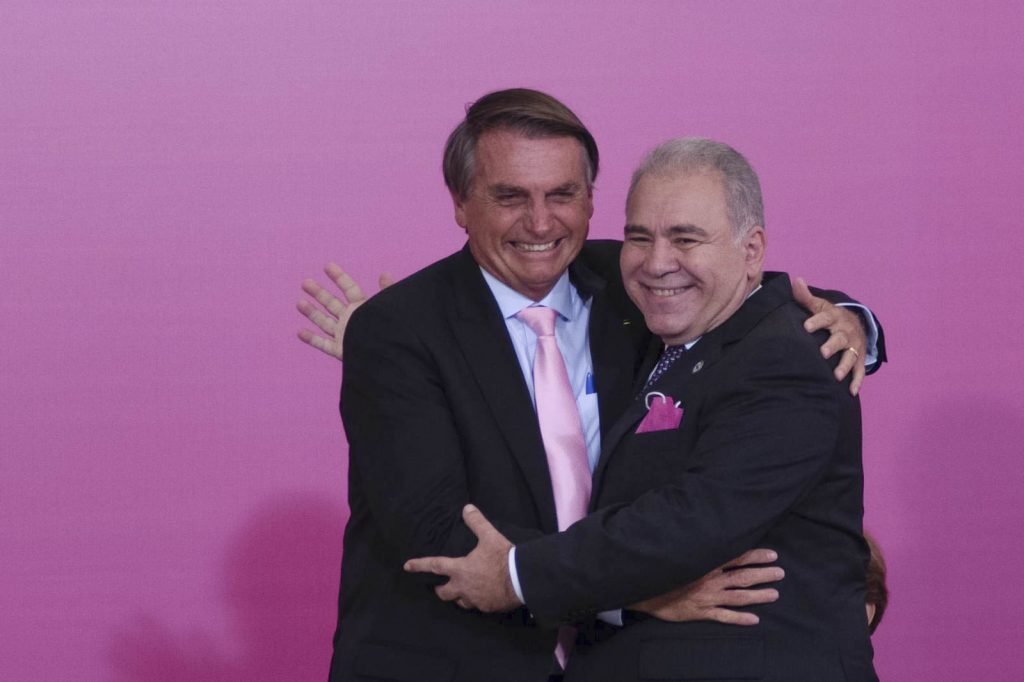 Jair Bolsonaro abraça o ministro da Saúde, Marcelo Queiroga, em cerimônia de comemoração do Dia da Mulher no Palácio do Planalto - Metrópoles