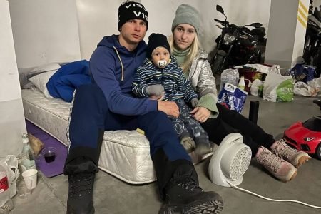 Oleksandr Abramenko, atleta ucraniano de esqui, se esconde com a esposa e o filho em uma garagem de um edifício em Kiev, na Ucrânia - Metrópoles