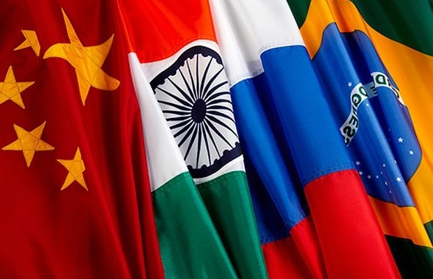 Bandeiras dos membros da BRICS uma ao lado da outra. China, India, França e Brasil - Metrópoles