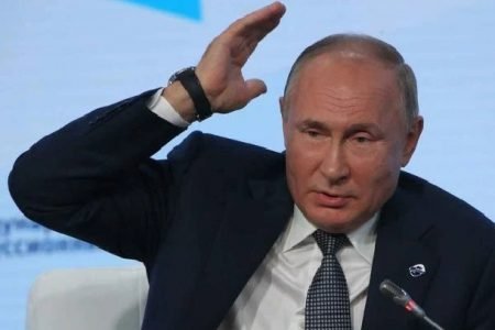 Vladimir Putin, presidente da Russia. Ele veste blazer escuro e camiseta branca - Metrópoles