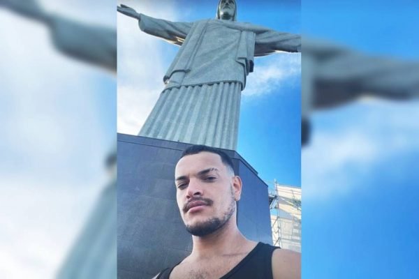 Junyork, influencer do DF, é morto atropelado nos EUA . Ele usa camisa regata preta e tira uma selfie em frente à estátua do Cristo Redentor