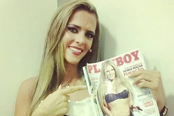 Denise segura revista enquanto aponta para si na capa-Metrópoles