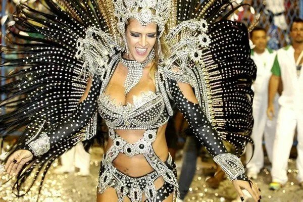 Denise posa com fantasia carnavalesca-Metrópoles