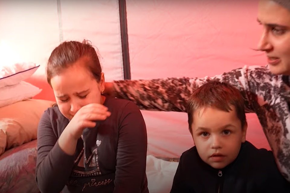 Vídeo: refugiadas da Ucrânia temem por seus maridos e filhos