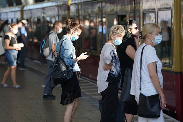 Pessoas esperam linha do metrô e usam máscara-Metrópoles