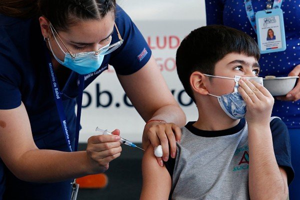 Enfermeira aplica vacina em criança-Metrópoles