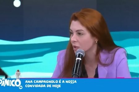 A deputada estadual por Santa Catarina Ana Campagnolo em entrevista no Programa Pânico. Ela tem cabelo liso e ruivo e fala ao microfone, usando roupa rosa - Metrópoles