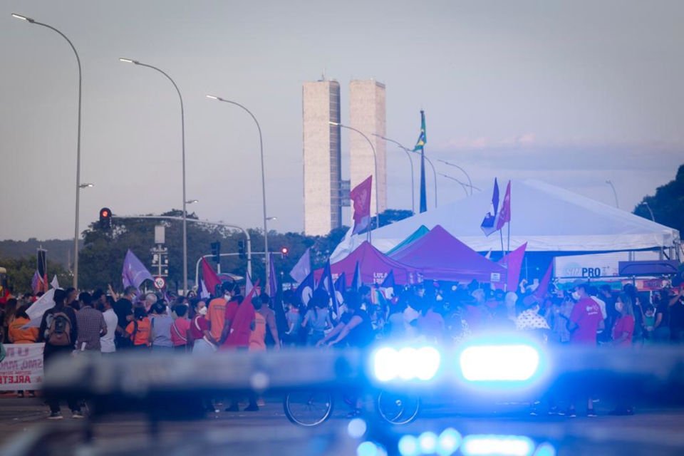 Em manifestação contra o machismo, racismo e lgbtfobia na Esplanada, em Brasília, carro da polícia patrulha movimentação de pessoas - Metrópoles
