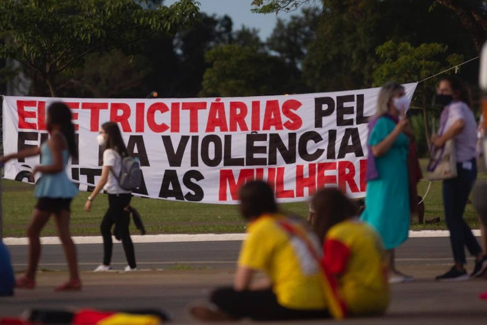 Em manifestação contra o machismo, racismo e lgbtfobia na Esplanada, em Brasília, pessoas erguem faixas e cartazes com palavras de ordem - Metrópoles