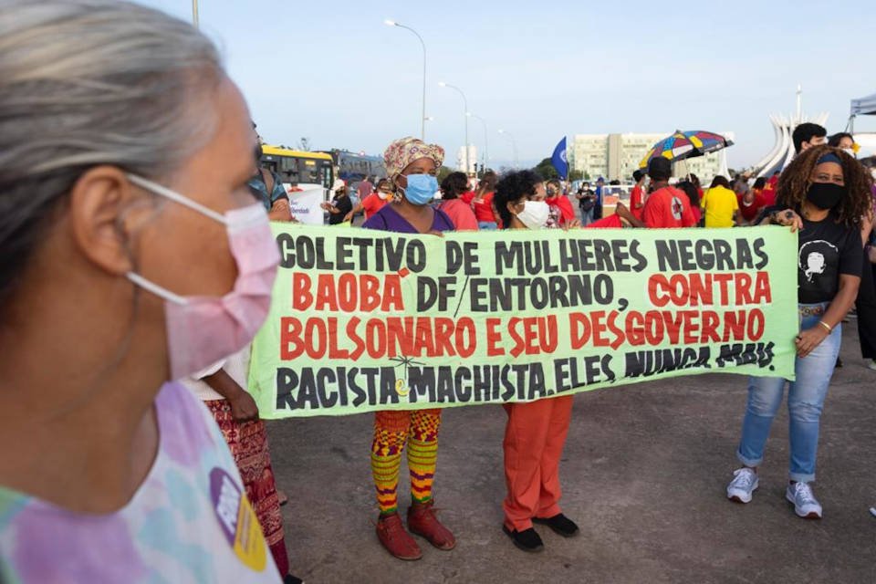 Em manifestação contra o machismo, racismo e lgbtfobia na Esplanada, mulheres levantam cartazes - Metrópoles