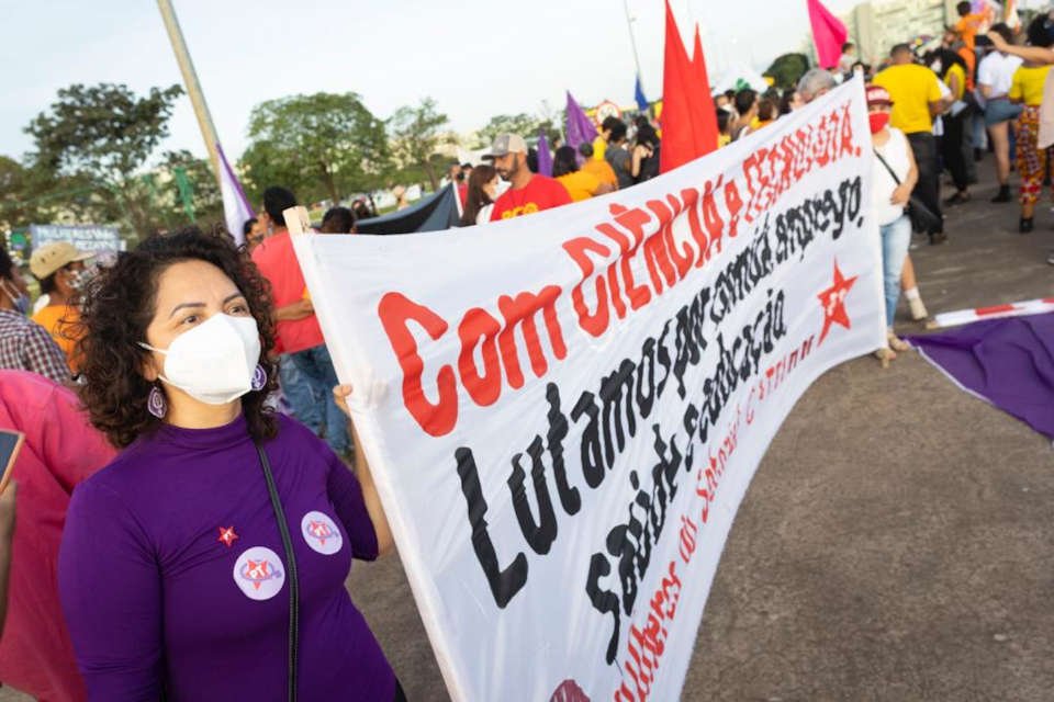 Em manifestação contra o machismo, racismo e lgbtfobia na Esplanada, mulheres levantam faixas - Metrópoles