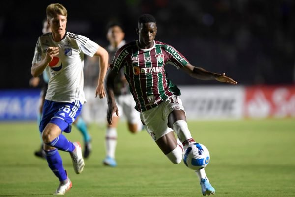 Luiz Henrique, do Fluminense, disputa a bola com jogador do millonarios