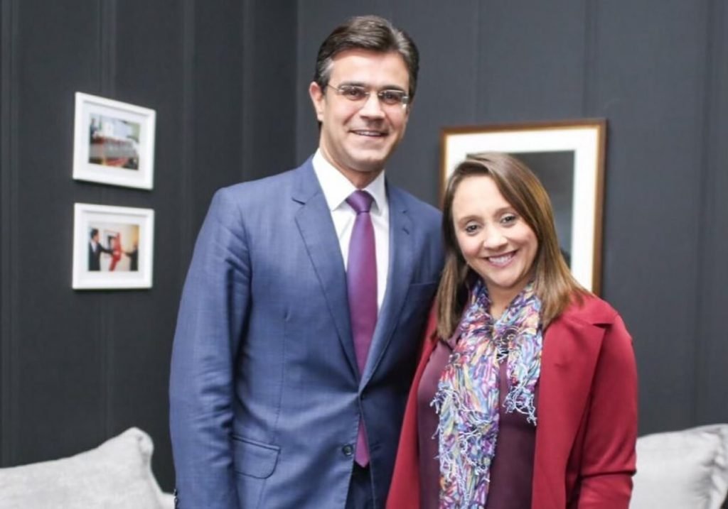 O vice-governador de São Paulo, Rodrigo Garcia, posa para foto ao lado da presidente do Podemos, Renata Abreu, em gabinete no Palácio dos Bandeirantes