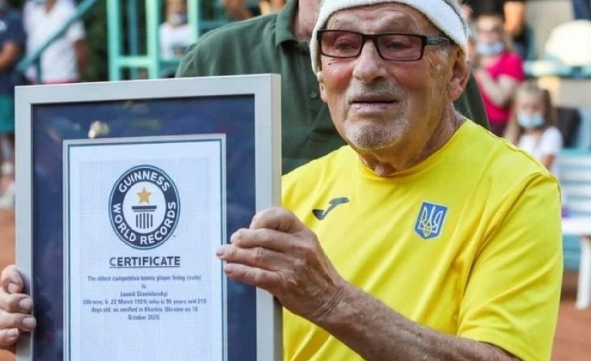 Aos 97 anos, o jogador de tênis mais velho do mundo quer enfrentar Roger  Federer