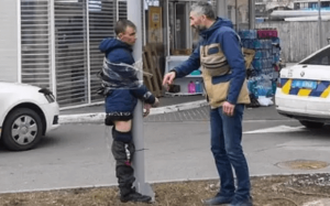 Em Kiev, um homem foi amarrado na frente de um posto de gasolina