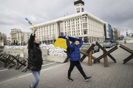 Ucranianos levantam bandeiras do país em frente a barricadas feitas no centro de Kiev em meio a ataque russo - Metrópoles