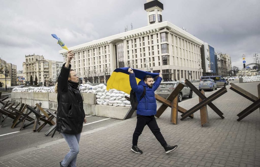 Ucranianos levantam bandeiras do país em frente a barricadas feitas no centro de Kiev em meio a ataque russo - Metrópoles