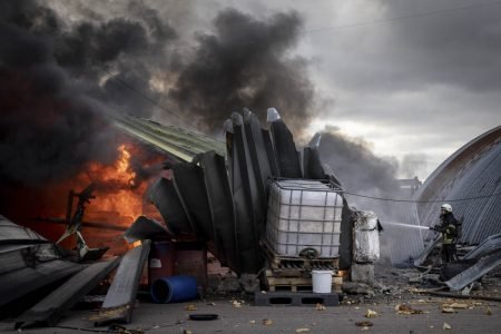 Bombeiros tentam apagar fogo em escombros de unidade química atingida pelos bombardeios russos na capital da Ucrânia, Kiev - Metrópoles