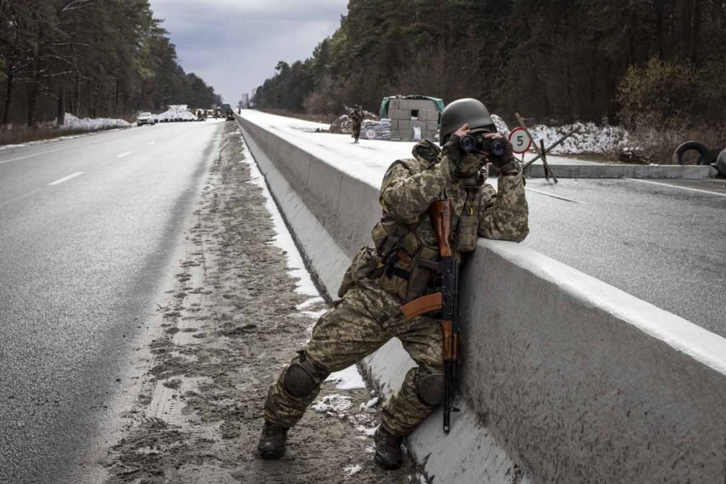 Militar ucraniano vigia fronteira contra possíveis ataques russos na capital da Ucrânia, Kiev - Metrópoles