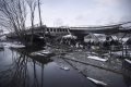 Em Irpin, na Ucrânia, civis atravessam apoio improvisado em ponte destruída por bombardeio russo para fugir da guerra - Metrópoles