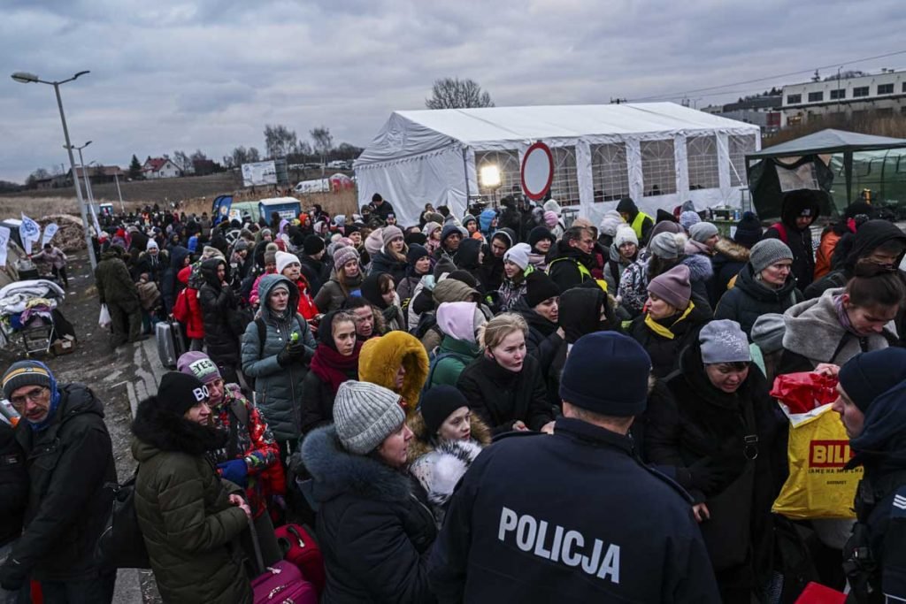 Refugiados da Ucrânia chegam em campo na fronteira após fugirem da guerra em seu país em Przemysl, Polônia - Metrópoles