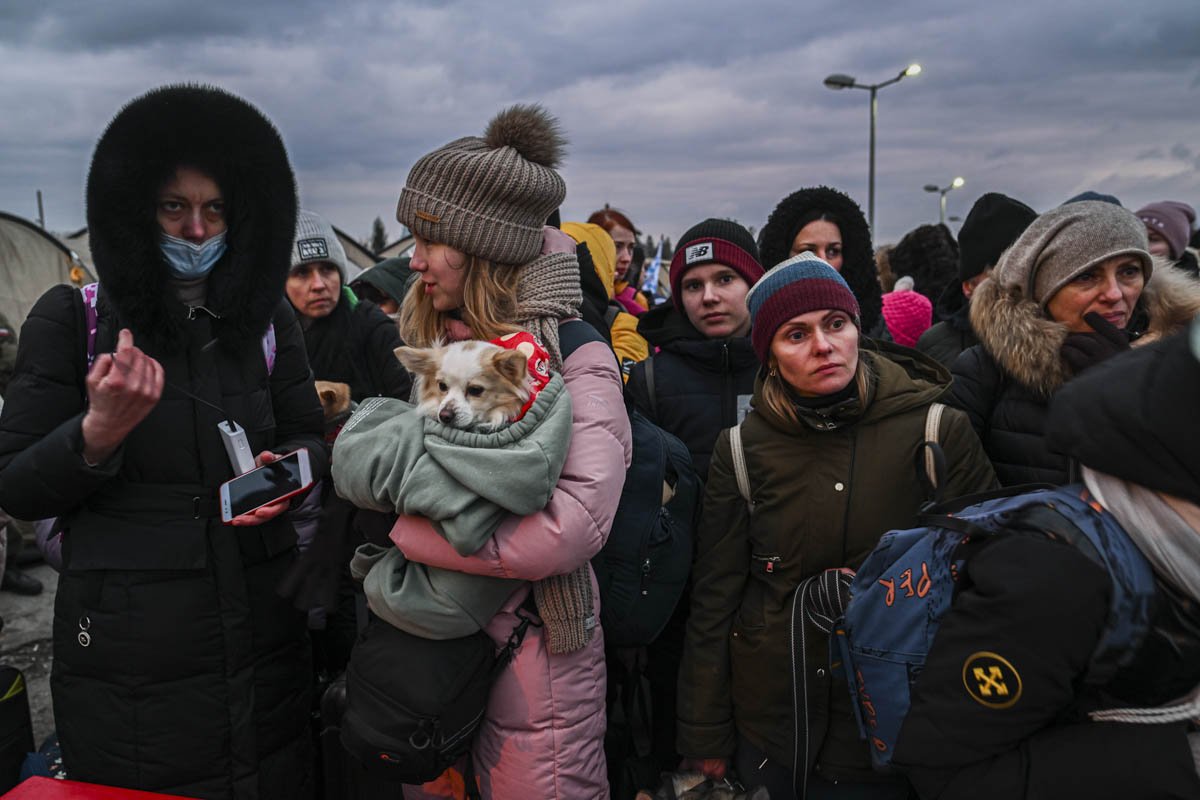 Refugiados da Ucrânia chegam em campo na fronteira após fugirem da guerra em seu país em Przemysl, Polônia - Metrópoles
