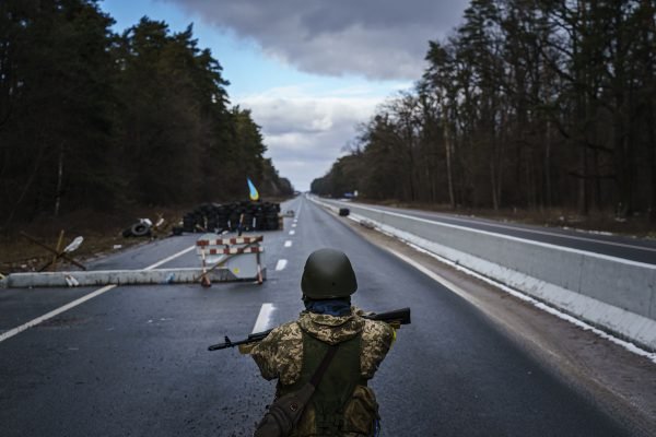 Soldado ucraniano patrulha fronteira da cidade de Bovary em meio a invasão russa no país - Metrópoles