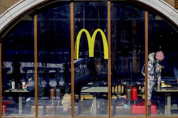 Loja do McDonald's em Moscou, na Rússia, com algumas pessoas dentro, após a rede anunciar que suspenderia temporariamente seu funcionamento no país como reação à guerra na Ucrânia- Metrópoles