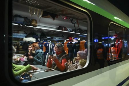 Refugiados ucranianos chegam de trem em estação de Krakov, na Polônia - Metrópoles