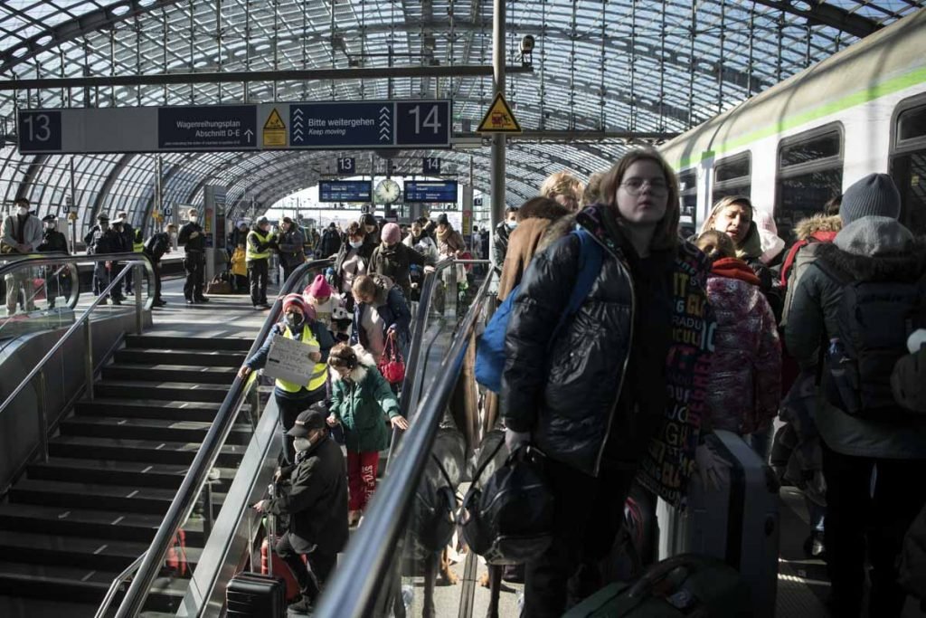 Refugiados ucranianos chegam de trem em estação em Berlim, na Alemanha - Metrópoles