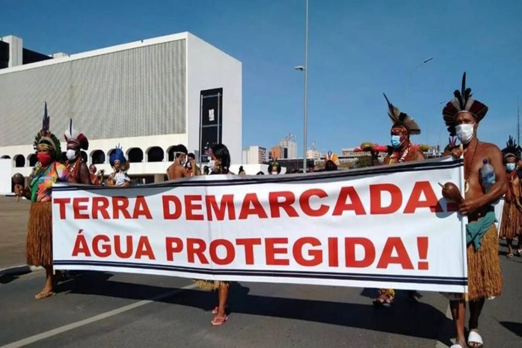 Indígenas seguram faixa