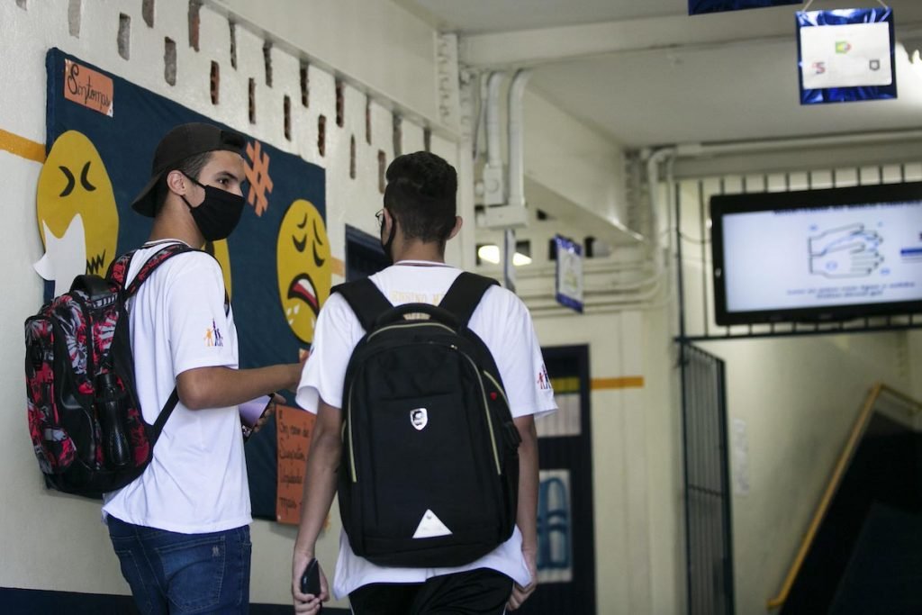 Alunos de são paulo durante aulas durante pandemia