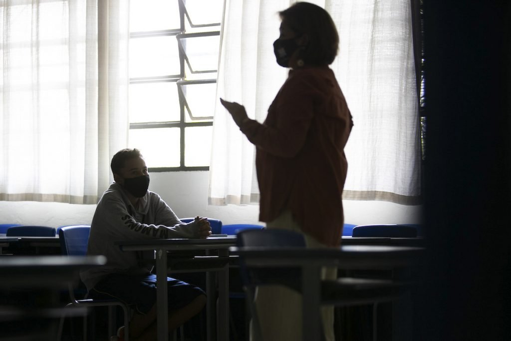 Alunos de são paulo durante aulas durante pandemia