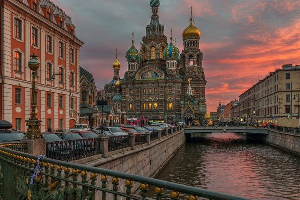 Vista de rio na Rússia com pontos turistícos-Metrópoles