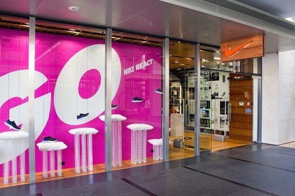 Fachada de loja da nike com tênis-Metrópoles
