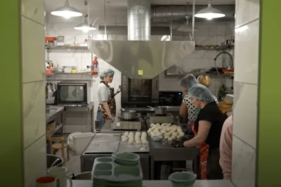mulheres se arriscam na Ucrânia para alimentar soldados