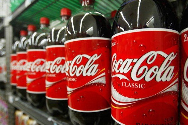 Garrafas de coca cola em prateleira-Metrópoles