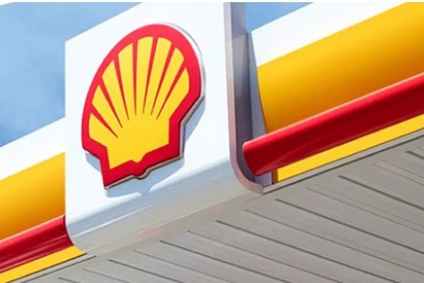Fachada de posto de abastecimento Shell com as cores laranja e vermelho-Metrópoles