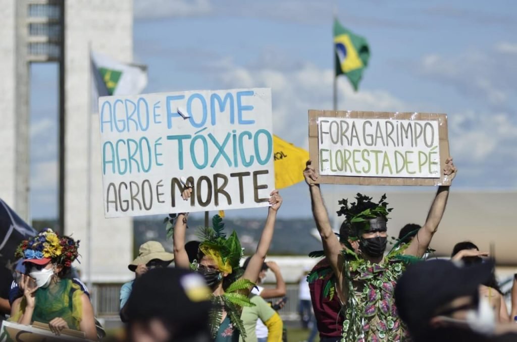 Ato em Defesa da Terra reúne artistas e ativistas na Esplanada