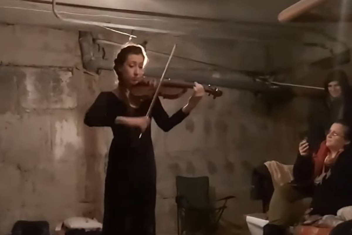 Violinista toca em abrigo antibomba da Ucrânia e causa comoção. Vídeo