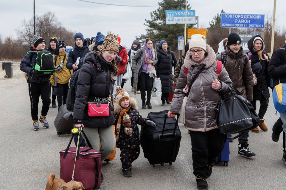 Ucrânia tenta evacuar civis por 7 corredores humanitários nesta quinta