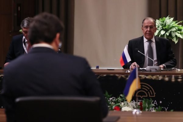 Reuni&atilde;o de ministros de R&uacute;ssia e Ucr&acirc;nia acaba sem acordo humanit&aacute;rio