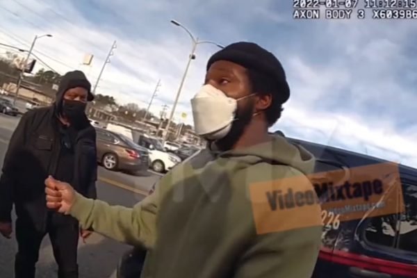 V&iacute;deo flagrou policial sacando arma para diretor de Pantera Negra