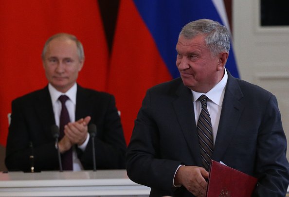 Igor Sechin, a frente, e Vladimir Putin
