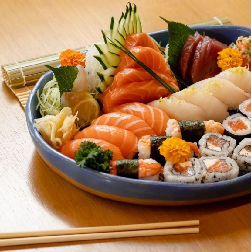 Na foto, um prato com vários pedaços de sushi - Metrópoles