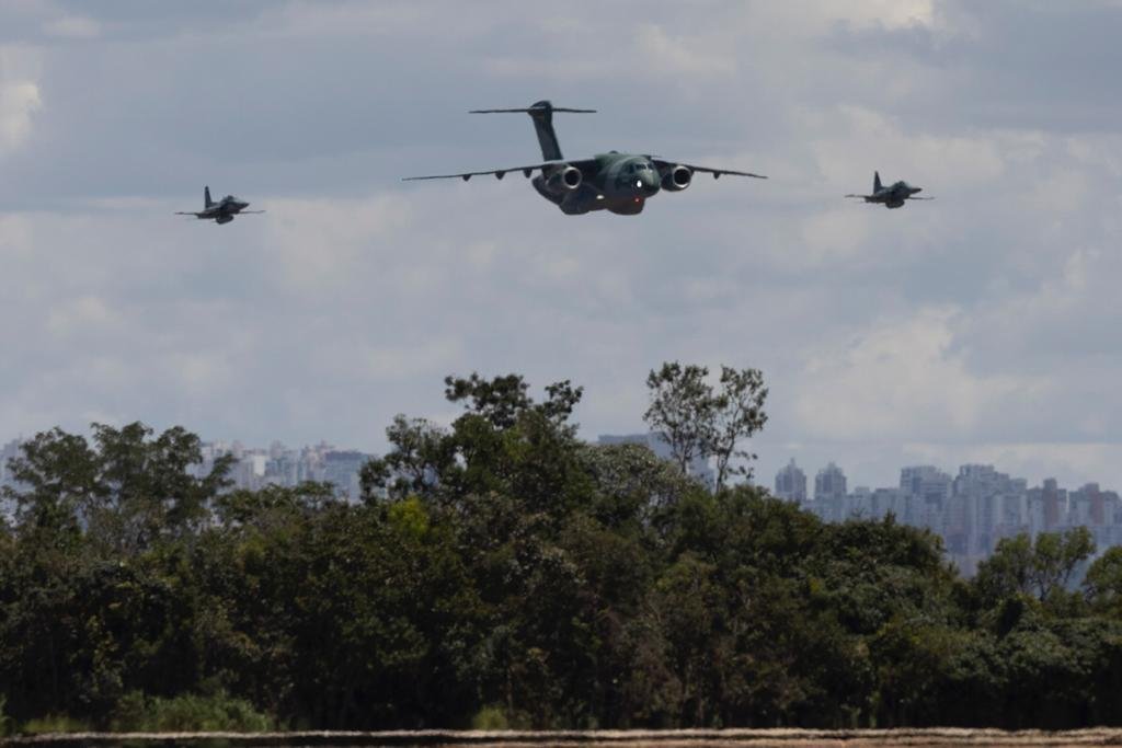Avião da FAB se prepara para pousar em base aérea de Brasília com resgatados da Polônia que fugiram da guerra na Ucrânia - Metrópoles