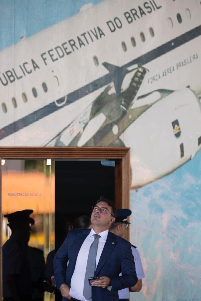O senador Flávio Bolsonaro chega na base aérea para aguardar o desembarque dos resgatados da guerra da Ucrânia - Metrópoles