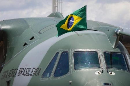 Aeronave da FAB que trouxe resgatados da guerra da Ucrânia, vindos da Polônia, aparece decorado com a bandeira do Brasil em base aérea de Brasília- Metrópoles