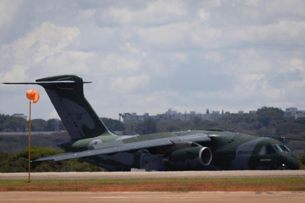 Aeronave da FAB que trouxe resgatados da guerra da Ucrânia, vindos da Polônia, manobrando em pista de base aérea em Brasília - Metrópoles