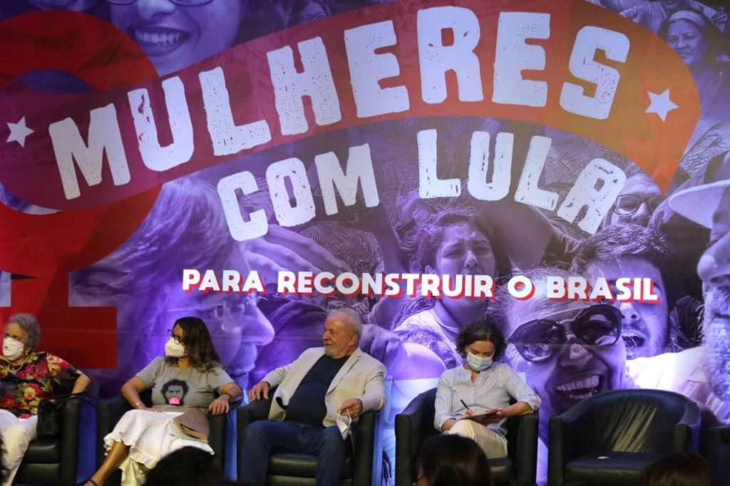 O ex-presidente Luiz Inácio Lula da Silva (PT), participa nesta manhã de quinta-feira,10, no hotel Nobile Downtown, da reunião “Mulheres com Lula para reconstruir o Brasil”, organizada pela Secretaria Nacional de Mulheres do PT e pela presidente do partido, deputada Gleisi Hoffmann (PT). Foto: Fábio Vieira/Metrópoles